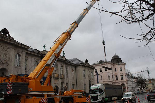 Stahlträger am Kran