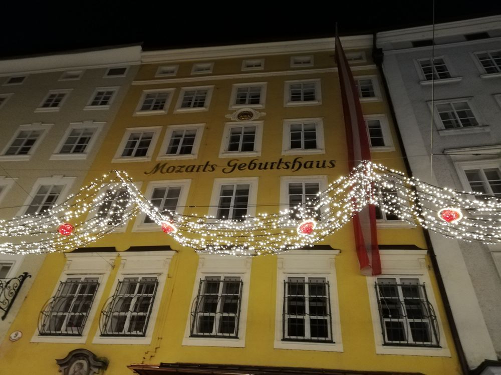 Geburtshaus mit Weihnachtsbeleuchtung